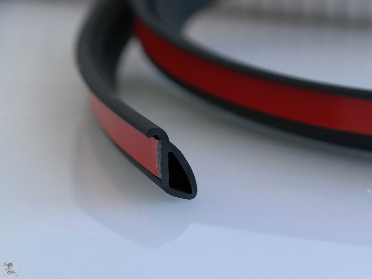 Уплотнитель двери вертикальный на скотче 2190,2180